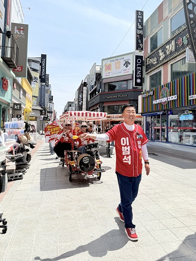 ▲ 이범석 청주시장 후보가 청주 성안길에서 자전거악단과 함께 지지를 호소하고 있다.ⓒ이범석 후보 캠프 제공