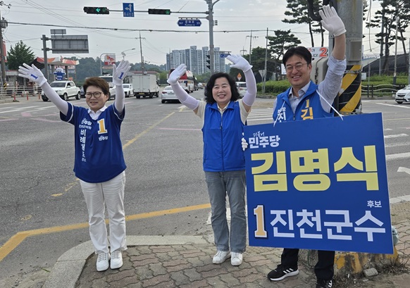 ▲ 김명식 진천군수 후보가 2일 거리인사로 지지를 호소하고 있다.ⓒ김명식 후보 캠프 제공