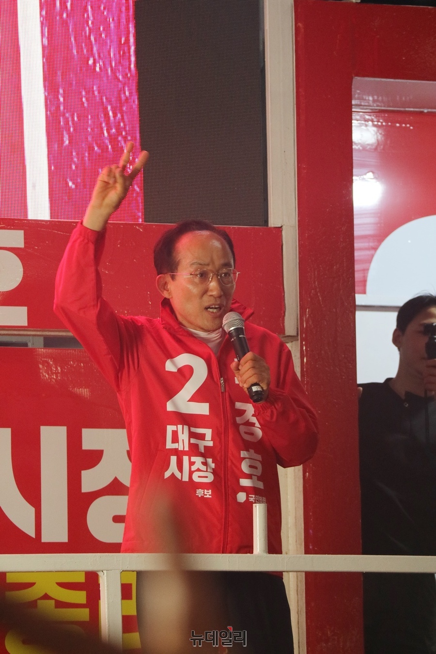 ▲ 추 후보는 “시장에서, 거리에서 많은 시민들이 제 손을 잡고 ‘반드시 승리해서 대구의 자존심을 지켜달라’, ‘대구 경제를 살려달라’고 말씀하셨다”며 “그 기대와 명령을 가슴 깊이 새기고 있다”고 강조했다.ⓒ뉴데일리