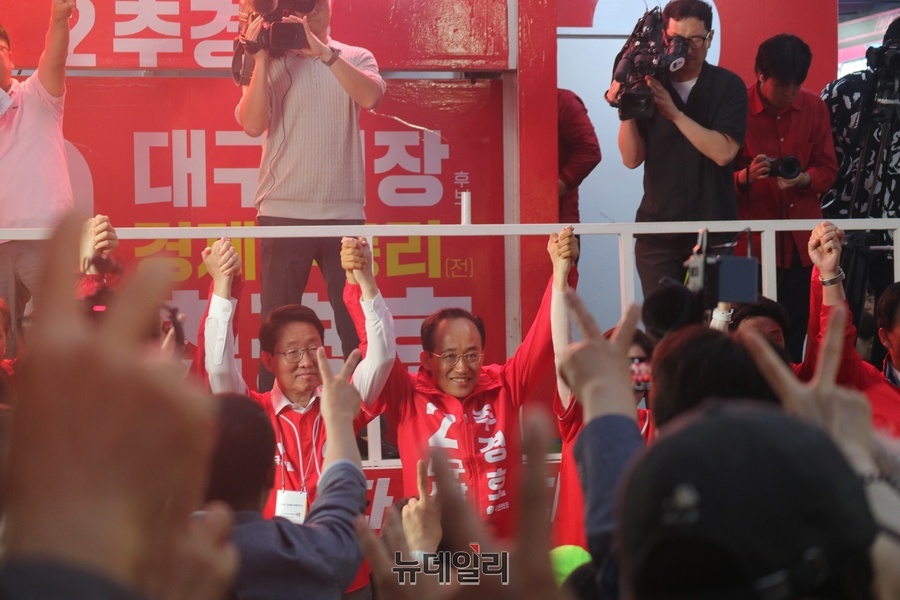 ▲ 추 후보와 대구지역 국회의원들이 지지자를 향해 손을 들어 필승을 다짐하고 있다.ⓒ뉴데일리