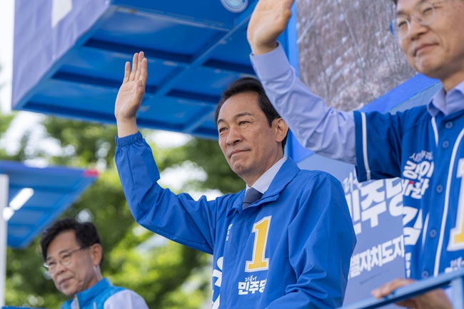 ▲ 우상호 후보는 2일 오전 8시, 강릉 옥천오거리에서 김한근 공동선대위원장, 김중남 강릉시장 후보와 함께 출근길 합동유세를 펼치며 강릉의 운명을 바꿀 3대 비전을 제시, 막판 표심 결집에 나섰다. ⓒ우상호 후보 캠프 제공
