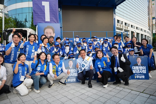 ▲ 우상호 후보는 춘천 온의사거리에서 육동한 춘천시장 후보를 비롯해 허영·백승아 국회의원, 최윤 공동선대위원장, 춘천 지역 광역·기초의원 후보들과 공식 선거운동 마지막 유세를 펼치며 13일간의 뜨거웠던 대장정을 마무리했다. ⓒ우상호 후보 캠프 제공