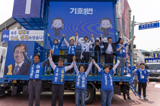 ▲ 우상호 후보는 평창 올림픽시장을 찾아 한왕기 평창군수 후보를 비롯해 최혁진·백승아 국회의원, 그리고 배우 우현 씨와 함께 총력 합동유세를 펼쳤다. ⓒ우상호 후보 캠프 제공