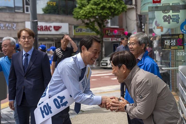 ▲ 우상호 후보는 평창 올림픽시장을 찾아 한왕기 평창군수 후보를 비롯해 최혁진·백승아 국회의원, 그리고 배우 우현 씨와 함께 총력 합동유세를 펼쳤다. ⓒ우상호 후보 캠프 제공