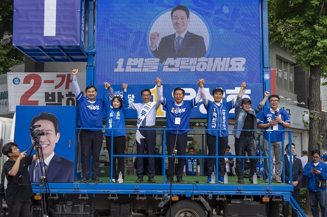 ▲ 우상호 후보는 영월로 이동해 정청래 당대표, 박선규 영월군수 후보, 백승아 국회의원, 배우 우현씨와 함께 합동유세를 계속 이어갔다. ⓒ우상호 후보 캠프 제공