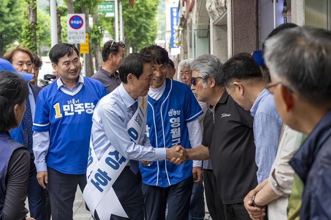▲ 우상호 후보는 영월로 이동해 정청래 당대표, 박선규 영월군수 후보, 백승아 국회의원, 배우 우현씨와 함께 합동유세를 계속 이어갔다. ⓒ우상호 후보 캠프 제공