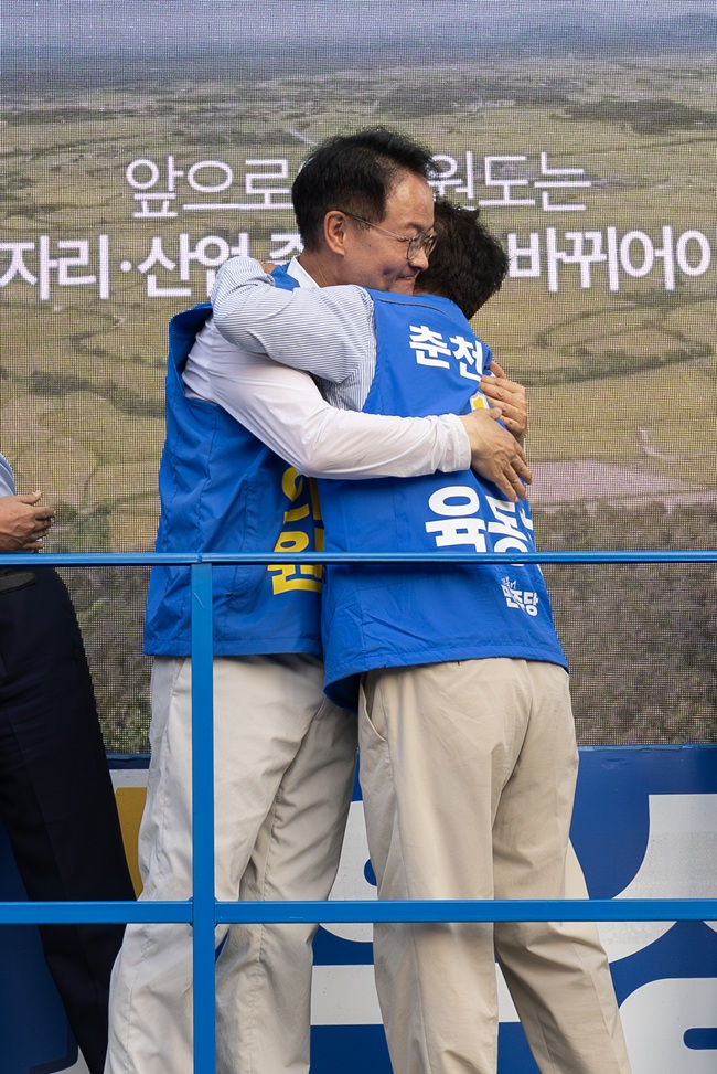 ▲ 육동한 춘천시장 후보와 허영 국회의원이 포옹을 하고 있다. ⓒ육동한 후보 캠프 제공