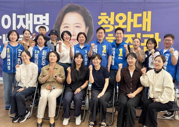 ▲ 더불어민주당 주요 인사들이 선거운동 마지막 날인 2일 영종도 선거 캠프에서 손화정 후보 지원을 호소하며 화이팅하고 있다. ⓒ손화정 후보 캠프 제공
