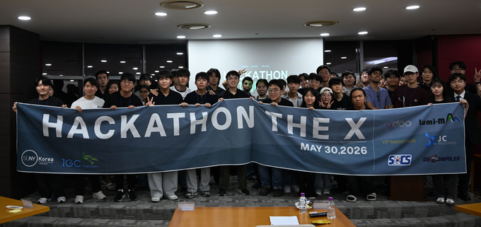 ▲ 인천글로벌캠퍼스에서 열린 해커톤 THE X 2026에 참가한 학생들이 기념 촬영을 하고 있다.ⓒ인천글로벌캠퍼스 제공