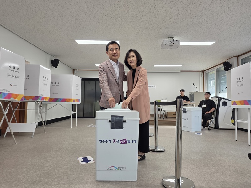 ▲ 국민의힘 김진태 강원특별자치도지사 후보가 제9회 지방선거 본투표 날인 3일 오전 투표를 마쳤다. 김진태 후보는 이날 오전 8시, 부인 원현순 씨와 함께 춘천시 요선동 춘천시자원봉사센터 1층 투표소를 찾아 안내에 따라 소중한 한 표를 행사했다. ⓒ강원인(人)캠프