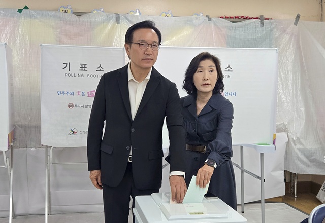 ▲ 임태희 경기도교육감 후보가 3일 성남에 위치한 늘푸른초등학교에서 배우자와 함께 투표하고 있다. ⓒ임태희 선거캠프 제공