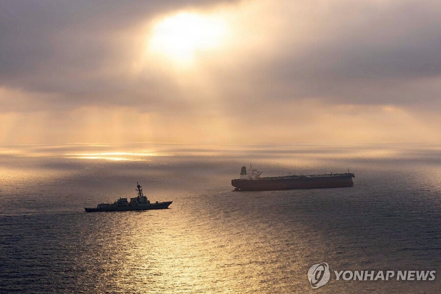 ▲ 대이란 해상봉쇄 중인 미군. ⓒAFP=연합뉴스