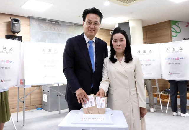 ▲ 안민석 경기도교육감 후보가 지난 5월 29일 광교1동행정복지센터에서 배우자와 함께 사전투표에 참여하고 있다. ⓒ안민석 선거캠프 제공