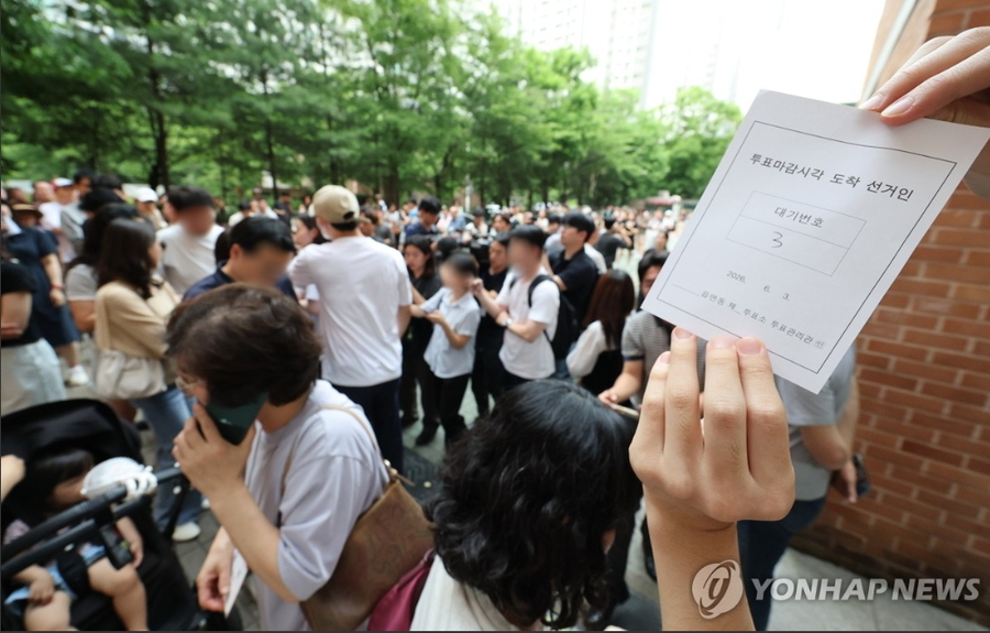▲ 6·3 지방선거 본투표일인 3일 오후 서울 송파구 잠실 2동 제6투표소에서 투표용지 부족으로 투표하러 온 주민들이 대기하고 있다. ⓒ연합뉴스