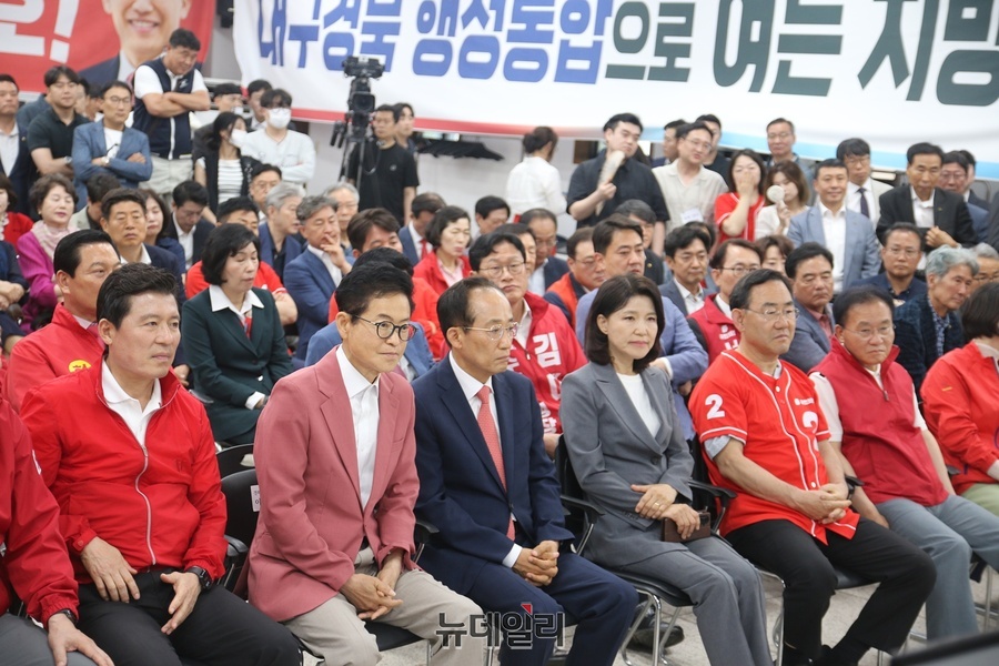 ▲ 지상파 방송 3사 대구시장 출구조사 결과를 추경호 후보와 이철우 후보가 함께 국민의힘 개표상황실에서 지켜보고 있다.ⓒ뉴데일리