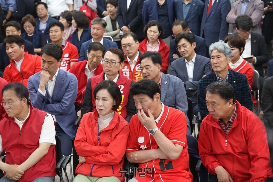 ▲ 상황실에는 대구지역 국회의원인 주호영 총괄선대위원장을 비롯해 이인선 대구시당 위원장, 강대식, 윤재옥, 김승수 의원 등 지역 의원들이 함께 했다.ⓒ뉴데일리