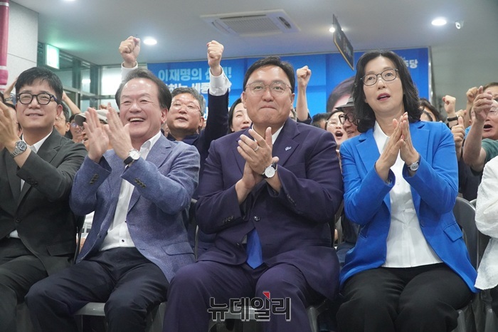 ▲ 더불어민주당 조상호 세종시장 후보가 3일 제9회 전국동시지방선거 방송 3사(KBS·MBC·SBS) 공동 출구조사 결과 발표 후 선거사무소에서 지지자들과 함께 박수를 치며 환호하고 있다. 이날 출구조사에서 조 후보는 64.3%를 기록해 32.9%에 그친 최민호 국민의힘 후보를 크게 앞서는 것으로 나타났다.ⓒ이길표 기자