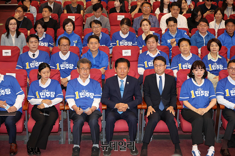 ▲ 정청래 더불어민주당 총괄상임선대위원장과 한병도 원내대표를 비롯한 참석자들이 3일 오후 서울 여의도 국회 의원회관에 마련된 개표상황실에서 방송사 출구조사 결과 발표를 기다리고 있다. ⓒ이종현 기자