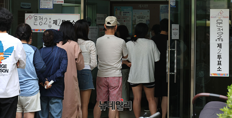 ▲ 6·3 지방선거 본투표일인 3일 투표 마감 시간인 오후 6를 넘긴 시각, 서울 송파구 문정 제2투표소에서 투표용지가 부족해 유권자들이 대기표를 들고 긴줄을 서 있다. ⓒ정상윤 기자