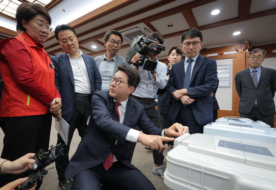 ▲ 국민의힘 공명선거 안심투표위원회 신동욱 위원장을 비롯한 위원들이 지난달 26일 경기 과천 중앙선거관리위원회를 방문해 투표함을 점검하는 모습. ⓒ연합뉴스