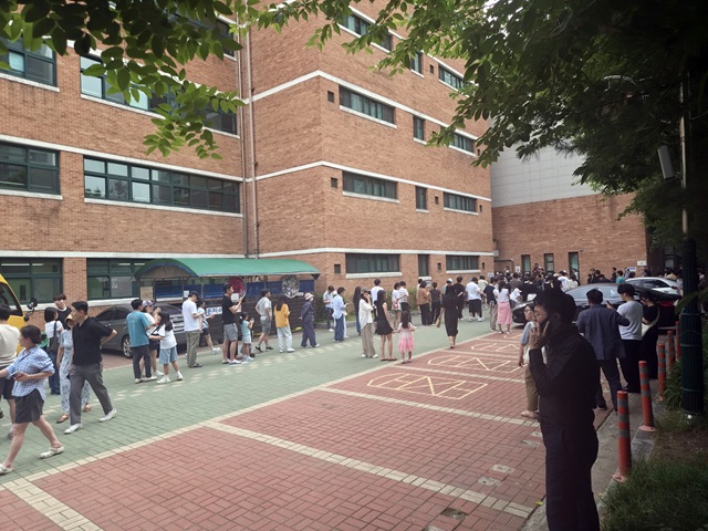 ▲ 제9회 전국동시지방선거일인 3일 서울 송파구 잠실2동 제6표소에서 투표용지 부족으로 유권자들이 길게 줄지어 서 있다. ⓒ뉴시스