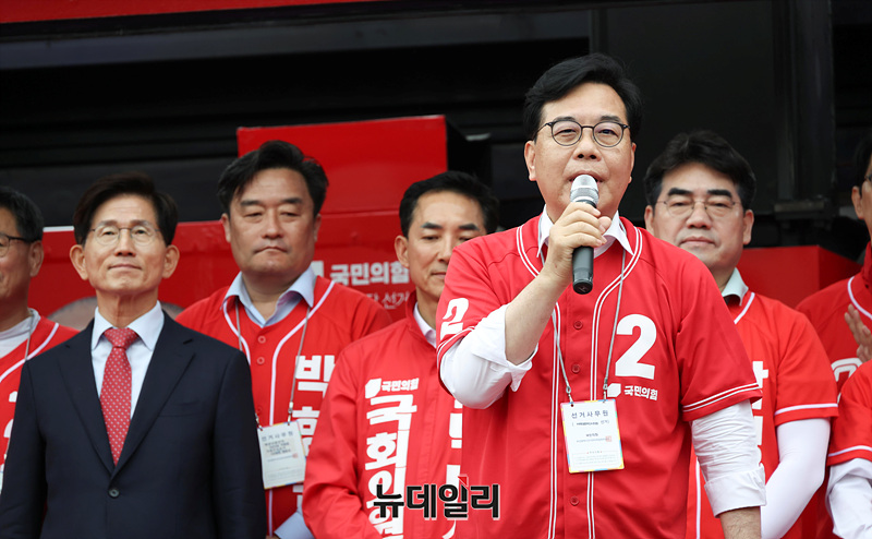 ▲ 송언석 국민의힘 원내대표가 지난 21일 오후 부산역 광장에서 열린 합동 출정식에서 지지를 호소하고 있다. ⓒ서성진 기자