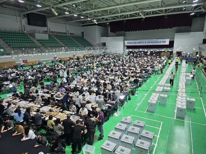 ▲ 3일 인천 연수구 선학체육관에서 제9회 전국동시지방선거 및 국회의원보궐선거 개표가 이뤄지고 있다. ⓒ뉴시스