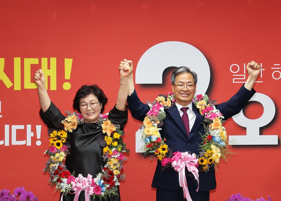 ▲ 오도창 영양군수 당선인이 민선 9기 영양군정을 이끌 수장으로 최종 확정되자 손을 들어 지지자들에게 인사를 하고 있다.ⓒ오도창 후보 선거사무소