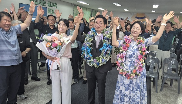 ▲ 윤건영 충북도교육감 후보, 배우자 하정혜 여사, 둘째 딸 윤혜림씨가 지지자들과 당선 확정소식에 환호하고 있다.ⓒ윤건영 후보 캠프 제공