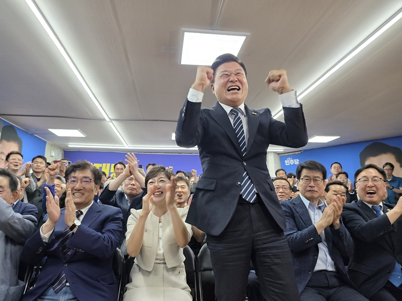 ▲ 신용한 더불어민주당 충북지사 후보가 4일 충북 청주시 흥덕구 복대동 선거사무소에서 당선이 확정되자 세리머니를 펼치고 있다. ⓒ신용한 후보 선대위