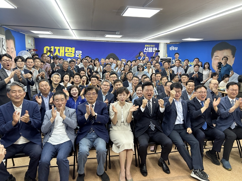 ▲ 신용한 더불어민주당 충북지사 후보가 4일 충북 청주시 흥덕구 복대동 선거사무소에서 당선이 확정된 뒤 지지자들과 함께 승리 세리머니를 하고 있다. ⓒ신용한 후보 선대위