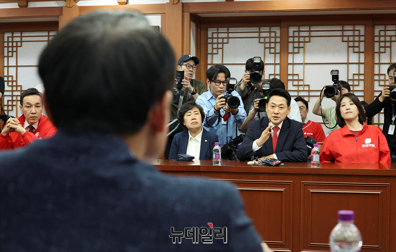 ▲ 장동혁 국민의힘 대표가 지난 3일 오후 경기 과천시 중앙선거관리위원회를 방문해 6·3 지방선거 본투표 실시 중 서울 송파구 등 일부 투표소에서 벌어진 투표지 부족 사태와 관련해 허철훈 사무총장에게 항의를 하는 모습. ⓒ이종현 기자