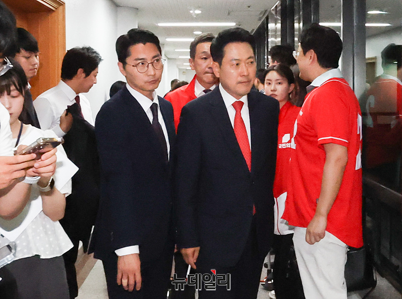 ▲ 장동혁 국민의힘 상임선거대책위원장이 투표용지 부족 사태 관련 3일 오후 경기 과천시 중앙선거관리위원회를 항의 방문해 노태악 선관위원장 면담을 마친 뒤 나오고 있다. ⓒ이종현 기자