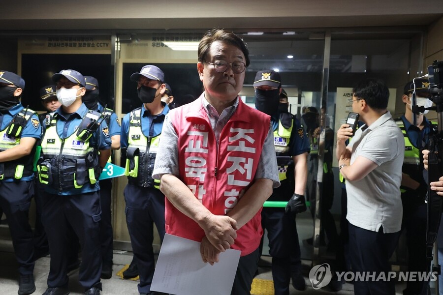 ▲ 조전혁 서울시교육감 후보가 투표용지 부족 사태와 관련해 4일 서울 종로구 서울시선거관리위원회를 항의 방문하고 있다. ⓒ연합뉴스