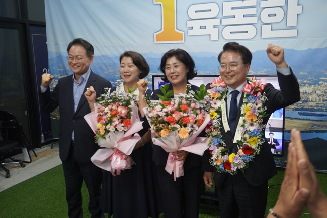 ▲ 6·3 지방선거 춘천시장에 육동한 더불어민주당 후보가 당선됐다. 허영 국회의원이 당선축하를 하며 기쁨을 함께 나누고 있다. ⓒ육동한 캠프 제공