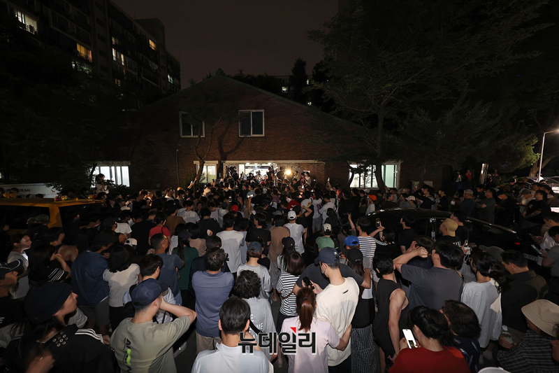 ▲ 투표용지 부족으로 밤10시까지 투표를 진행한 서울 송파구 잠실7동 제2투표소에서 자정이 지나도록 유권자들과 시민들이 모여 '부정선거 원천무효 이재명 탄핵' 등 구호를 외치고 있다. ⓒ정상윤 기자