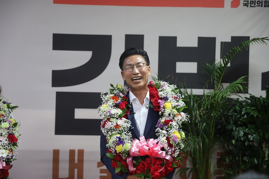▲ 김병삼 영천시장 당선인이 4일 당선 소감을 발표하며 환하게 웃고 있다.ⓒ김병삼 후보 선거사무소