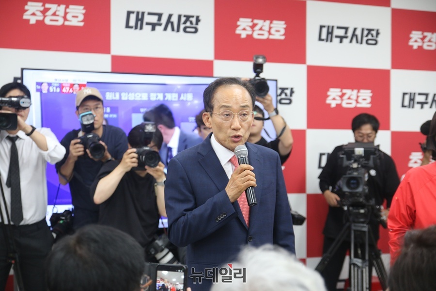 ▲ 추경호 국민의힘 후보가 4일 새벽 1시 30분께 선거사무소를 찾아 지지자들을 격려하고, 최종 개표 결과가 나올 때까지 차분하게 기다리겠다는 입장을 밝히고 있다.ⓒ뉴데일리