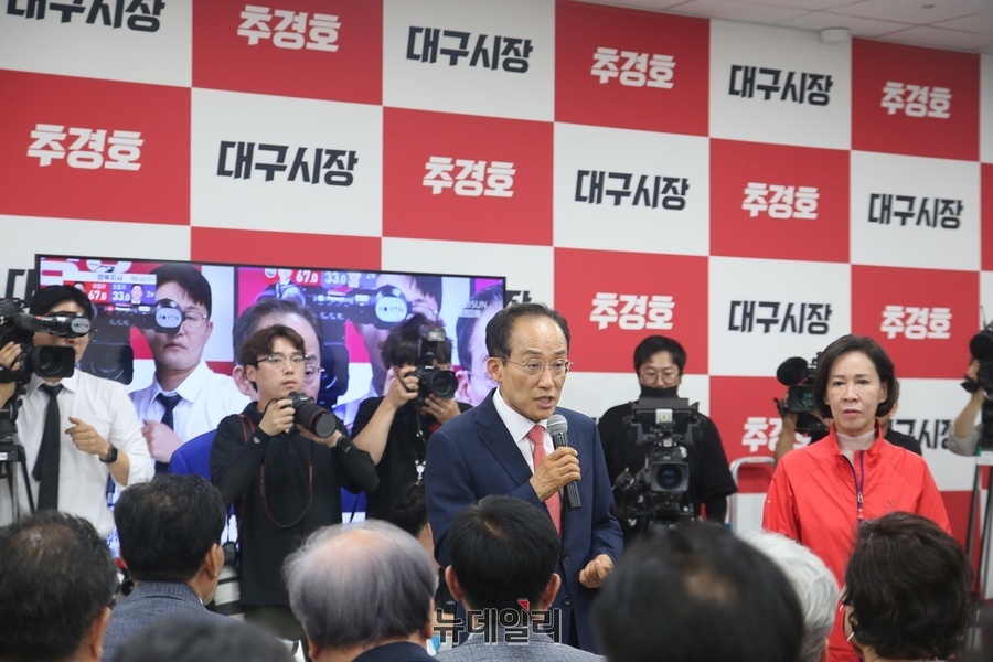▲ 추 후보는 “제가 선거사무소에 지금 내려온 것은 무슨 자축을 하거나 평가를 하기 위해서 온 것이 아니다”라며 성급하게 자축해서는 안 된다는 입장을 밝혔다.ⓒ뉴데일리