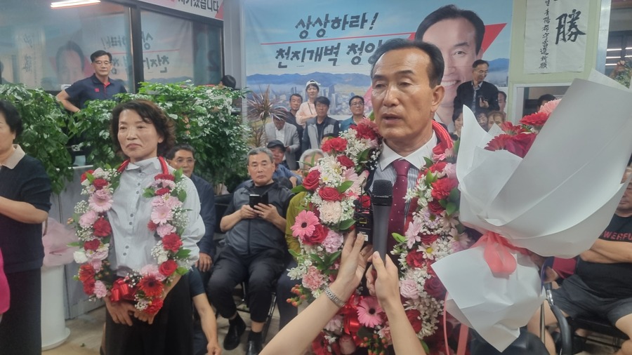▲ 4일 청양군수 당선이 확정된 김홍열 당선인이 선거사무소에서 지지자들과 함께 당선 소감을 밝히고 있다.ⓒ선거 캠프