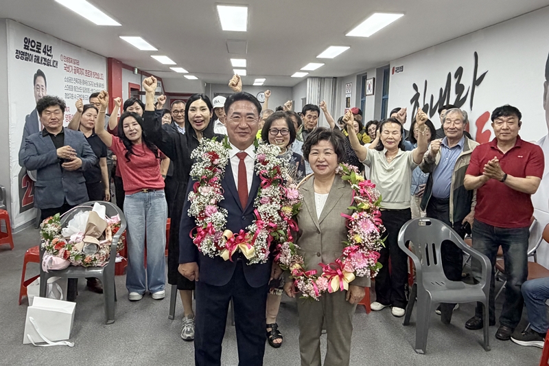 ▲ 정영철 국민의힘 충북 영동군수 후보가 4일 당선이 확정되자 배우자, 지지자들과 함께 환호하고 있다. ⓒ정영철 캠프