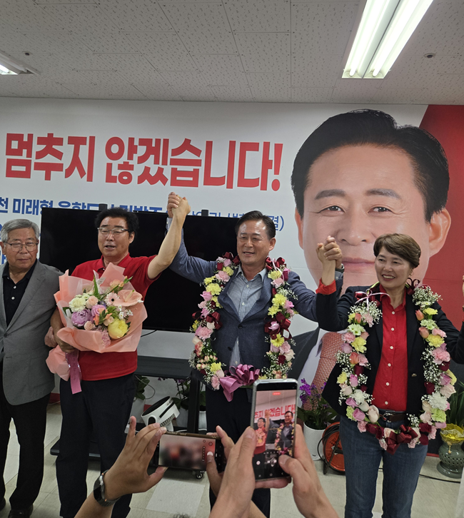 ▲ 6·3 지방선거 홍천군수에 신영재 국민의힘 후보가 당선되면서 재선에 성공했다. ⓒ신영재 캠프 제공