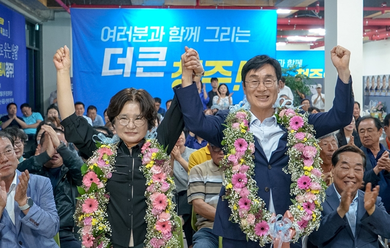 ▲ 이장섭 청주시장 당선자가 4일 배우자, 지지자들과 함께 승리 세레머니를 하고 있다. ⓒ이장섭 캠프