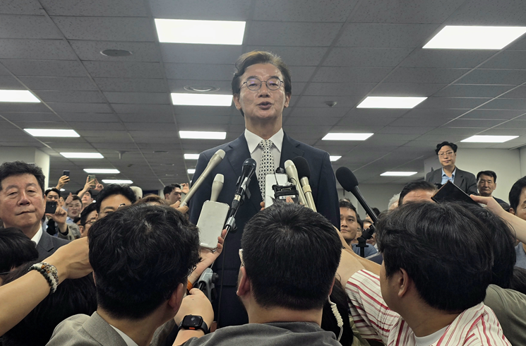 ▲ 전재수 더불어민주당 부산시장 당선인이 4일 새벽 부산 선거사무소에서 당선이 확실시된 뒤 지지자들에게 인사말을 하고 있다.ⓒ변진성 기자