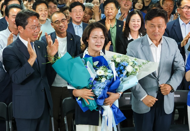▲ 추미애 더불어민주당 경기도지사 당선인이 4일 수원시 팔달구 마라톤빌딩 선거캠프 사무실에서 당선 확정 후 기념촬영을 하고 있다. ⓒ추미애 선거캠프 제공