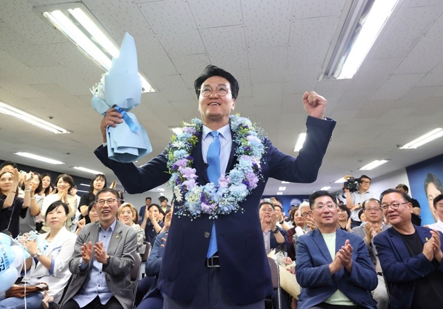 ▲ 안민석 경기도교육감 당선인이 4일 오전 0시 20분 선거캠프가 차려진 수원 마라톤 빌딩에서 기념촬영을 하고 있다. ⓒ안민석 선거캠프 제공