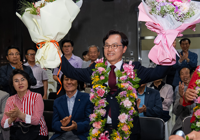 ▲ 국민의힘 윤용근 공주·부여·청양 국회의원 당선인이 선거 승리가 확정된 뒤 지지자들의 축하를 받으며 꽃다발을 들어 올리고 있다. 윤 당선인은 개표 초반 열세를 뒤집고 1.77%포인트 차의 역전승을 거두며 국회 입성에 성공했다.ⓒ선거 캠프