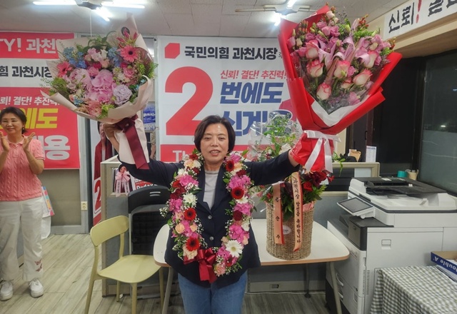 ▲ 신계용 과천시장 당선인이 4일 당선 확정 후 선거캠프에서 기념촬영을 하고 있다. ⓒ신계용 선거캠프 제공