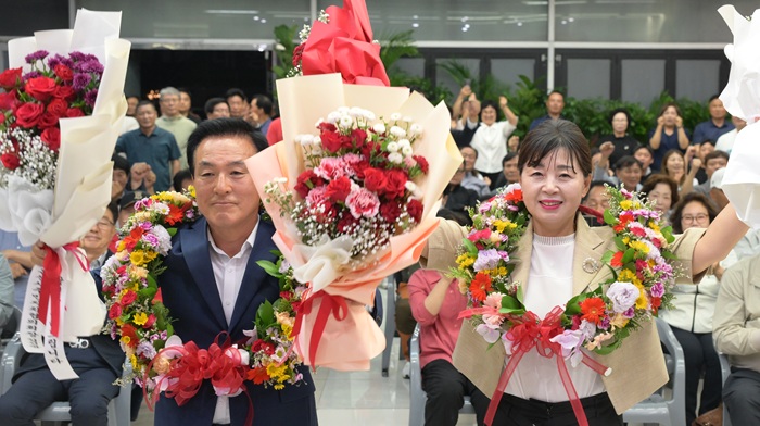 ▲ 재선에 성공한 백성현 충남 논산시장 당선인이 배우자와 함께 당선이 확정된 뒤 꽃다발과 축하 화환을 목에 걸고 지지자들의 환호에 답하며 기쁨을 나누고 있다. 백 당선인은 이번 선거에서 3만1000표(52.63%)를 얻어 재선에 성공했다.ⓒ선거 캠프