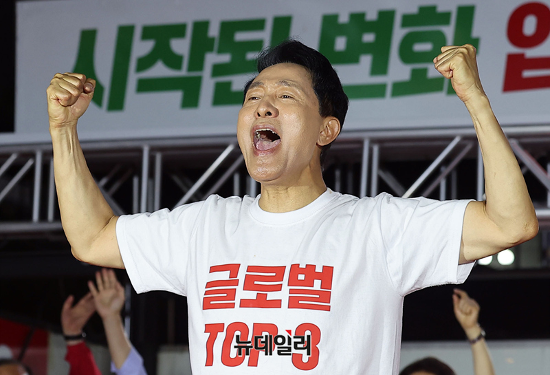 ▲ 오세훈 국민의힘 서울시장 후보가 선거 유세 마지막날인 2일 오후 서울 서대문구 신촌역 스타광장에서 열린 파이널 유세에서 유세를 마치고 승리를 다짐하고 있다. ⓒ정상윤 기자